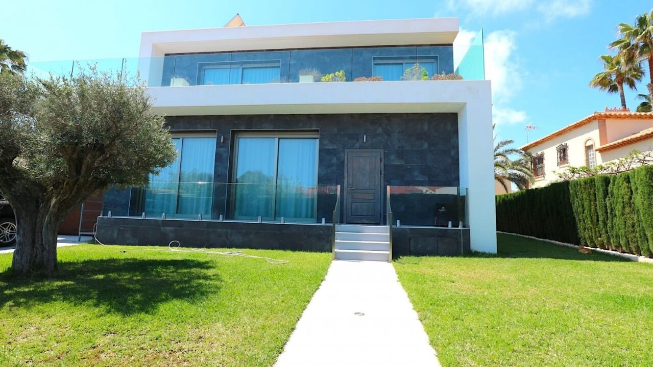 COR2523-2344: Villa for sale in Torrevieja