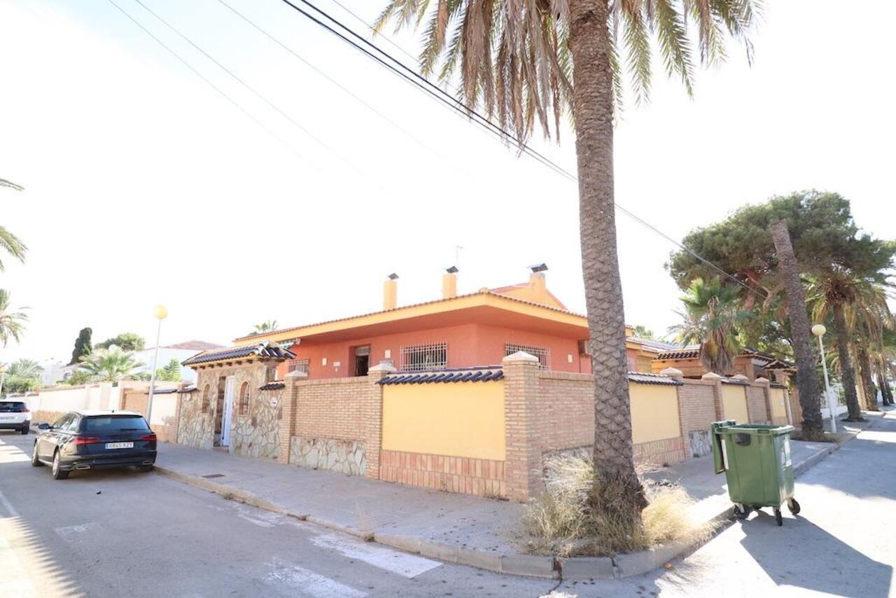 COR2688-2344: Villa for sale in Cabo Roig