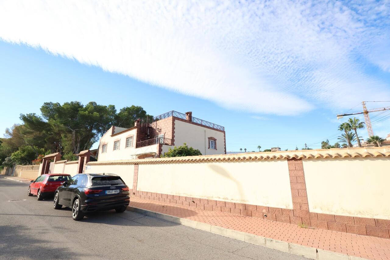 COR2944-2344: Villa for sale in Torrevieja