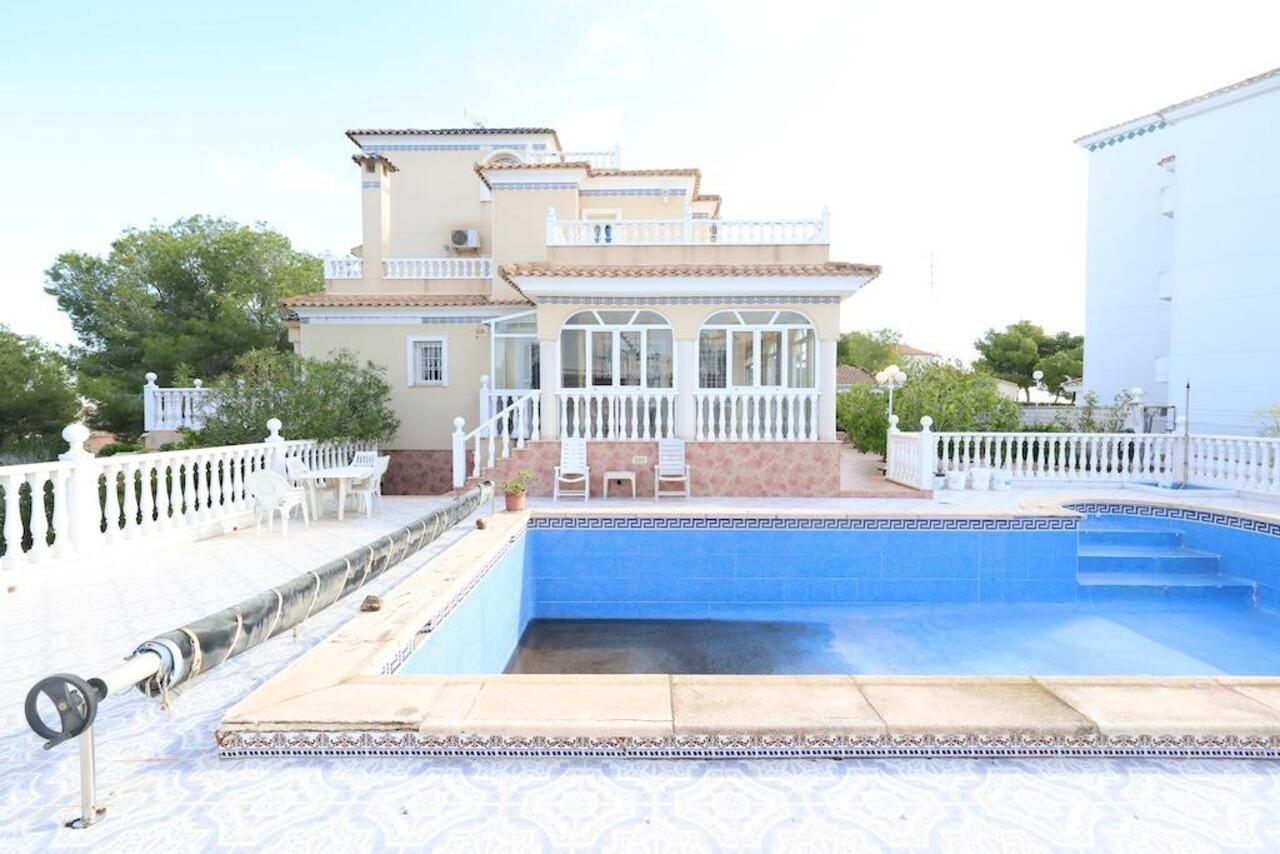 COR2946-2344: Villa for sale in Orihuela Costa