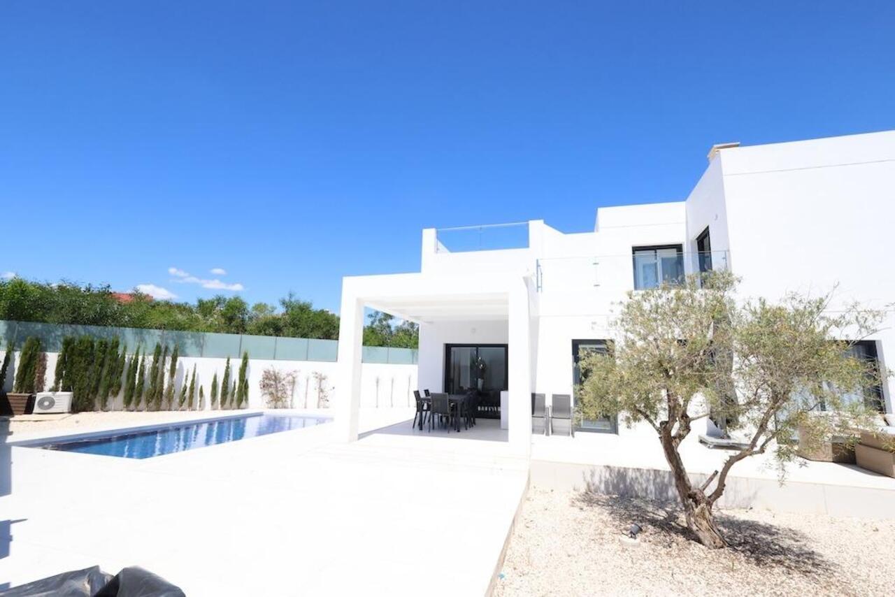 COR3000-2344: Villa for sale in Rojales