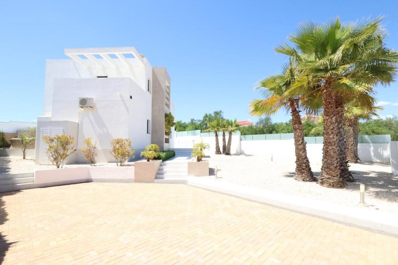 COR3000-2344: Villa for sale in Rojales