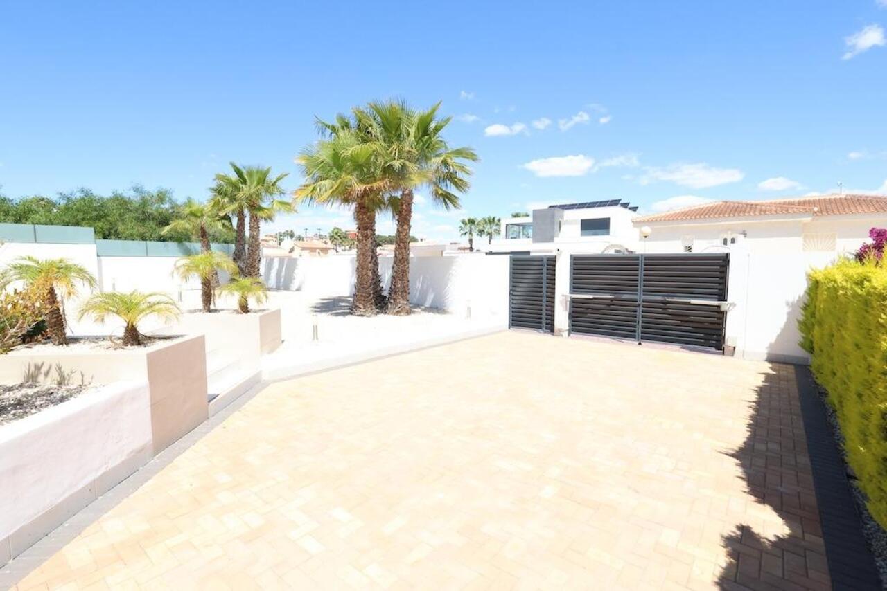 COR3000-2344: Villa for sale in Rojales