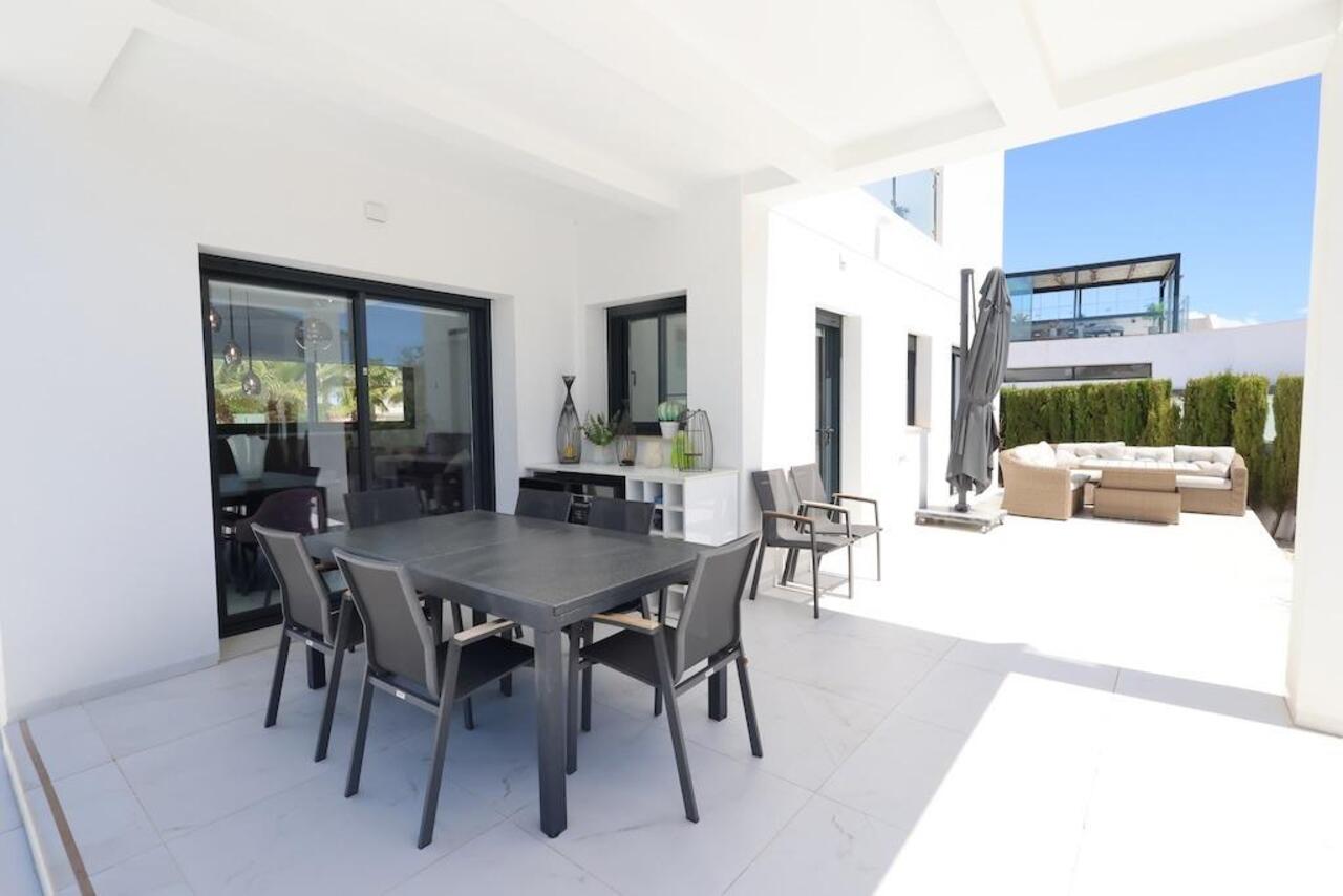 COR3000-2344: Villa for sale in Rojales