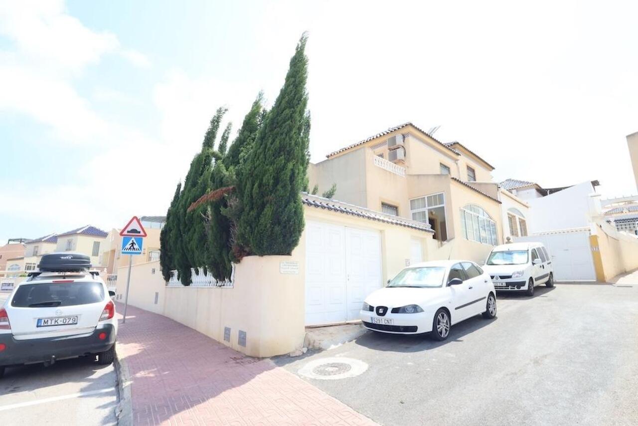 COR3015-2344: Terraced house for sale in Torrevieja