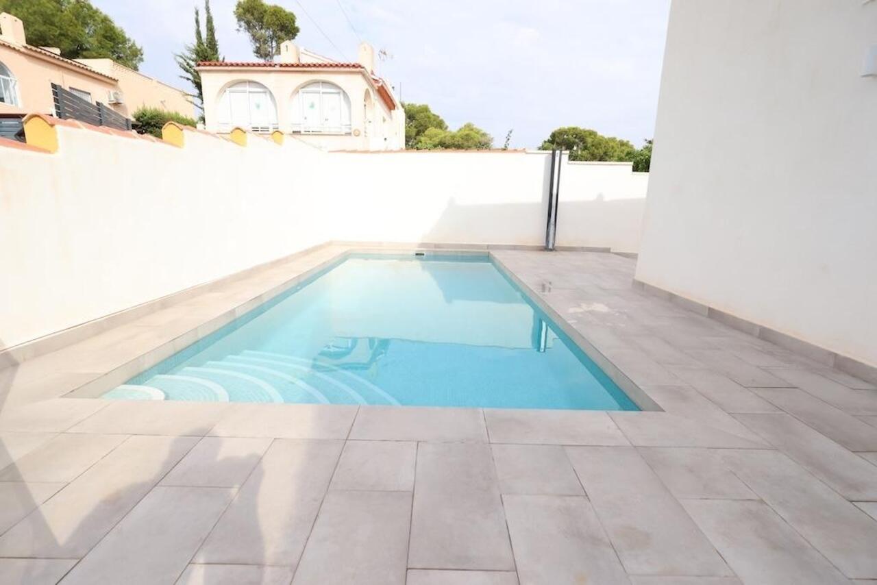 COR3069-2344: Villa for sale in Torrevieja
