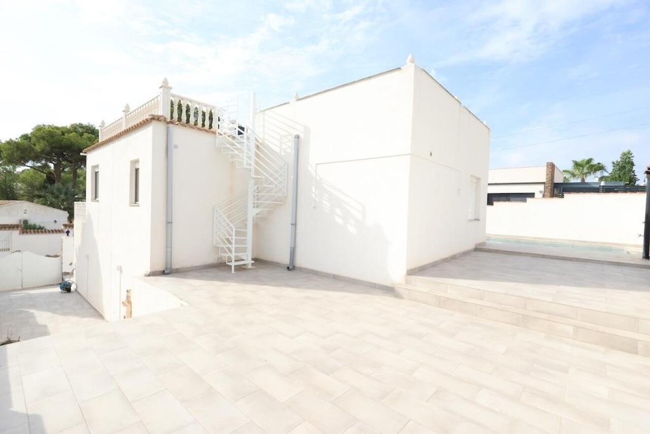 COR3069-2344: Villa for sale in Torrevieja